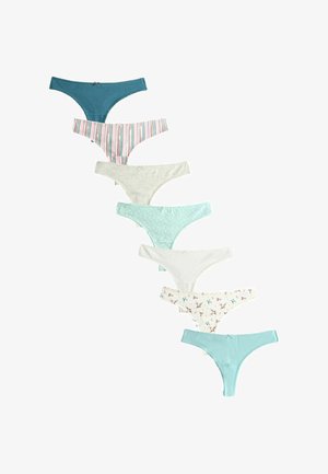 Syv trusser med snøre til kvinder i forskellige farver og mønstre arrangeret diagonalt på hvid baggrund.