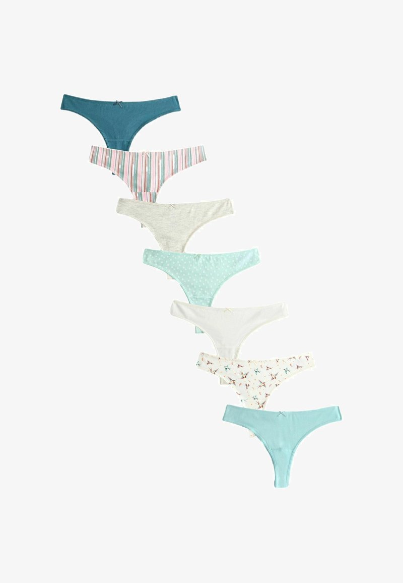 Syv trusser med snøre til kvinder i forskellige farver og mønstre arrangeret diagonalt på hvid baggrund.