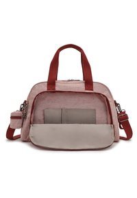 Duffel bag med røde håndtag og rem, frontlommen med lynlås åben, hvilket viser de indre rum og den vedhæftede lille taske på siden.