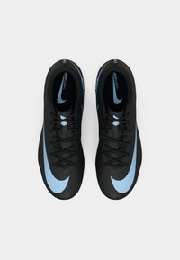 Čierne syntetické futbalové topánky s modrým logom Nike swoosh, textúrovaný zvršok a systém šnurovania. Elegantný dizajn, vhodný na výkon.