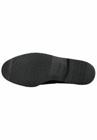 Suola di scarpa in gomma nera con un motivo testurizzato per la presa, caratterizzato da forme a diamante e linee ondulate per la trazione. Logo "Gabor" impresso sulla superficie.