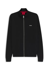 Μαύρο πουλόβερ με φερμουάρ, ριμπ γιακά και μανσέτες, μικρό λευκό λογότυπο "HUGO" στο αριστερό στήθος και κόκκινη ετικέτα στον γιακά.