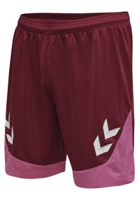 Mörkröda träningsshorts med en rosa fåll, som har vita geometriska mönster på sidan. Tillverkade av lätt och andningsbart material.