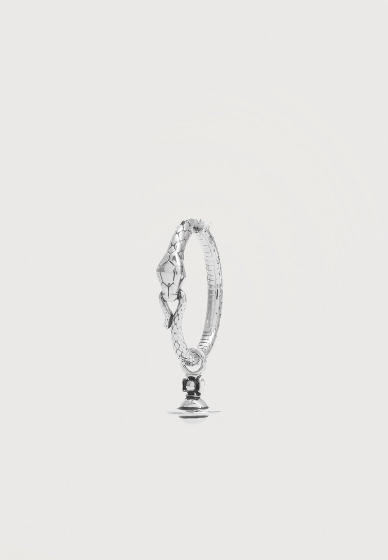 Δαχτυλίδι από ασήμι σε σχήμα φιδιού με υφή φολίδων και ένα μικρό κρεμαστό φυλαχτό που θυμίζει κορώνα ή καμπανάκι.