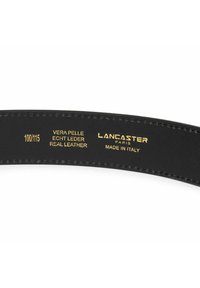 Zwarte leren riem met gouden blindgeperste teksten: "Lancaster Paris," "Vera Pelle," "Echt Leder," en maatdetails, met nette stiksels.