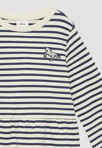 Gestreiftes Langarmkleid in Marineblau und Creme, mit einem gerafften Taillenbund und einem bestickten silbernen Pferd auf der Brust.