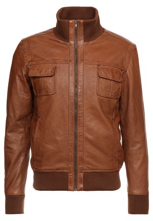 Brązowa skórzana kurtka z prążkowanym kołnierzem i mankietami, z dwoma kieszeniami na piersi i zamkiem z przodu. Gładka tekstura i dopasowany fason.