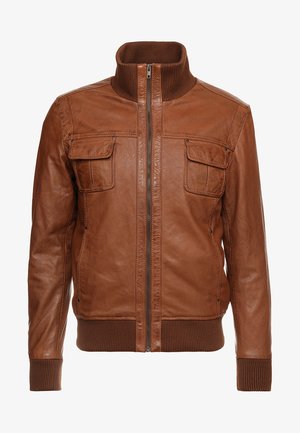 Brązowa skórzana kurtka z prążkowanym kołnierzem i mankietami, z dwoma kieszeniami na piersi i zamkiem z przodu. Gładka tekstura i dopasowany fason.