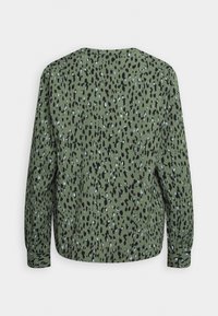 Grøn langærmet bluse med et leopardmønster i sort og lyseblå. Har en rund halsudskæring og knapmanchetter. Blød struktur.