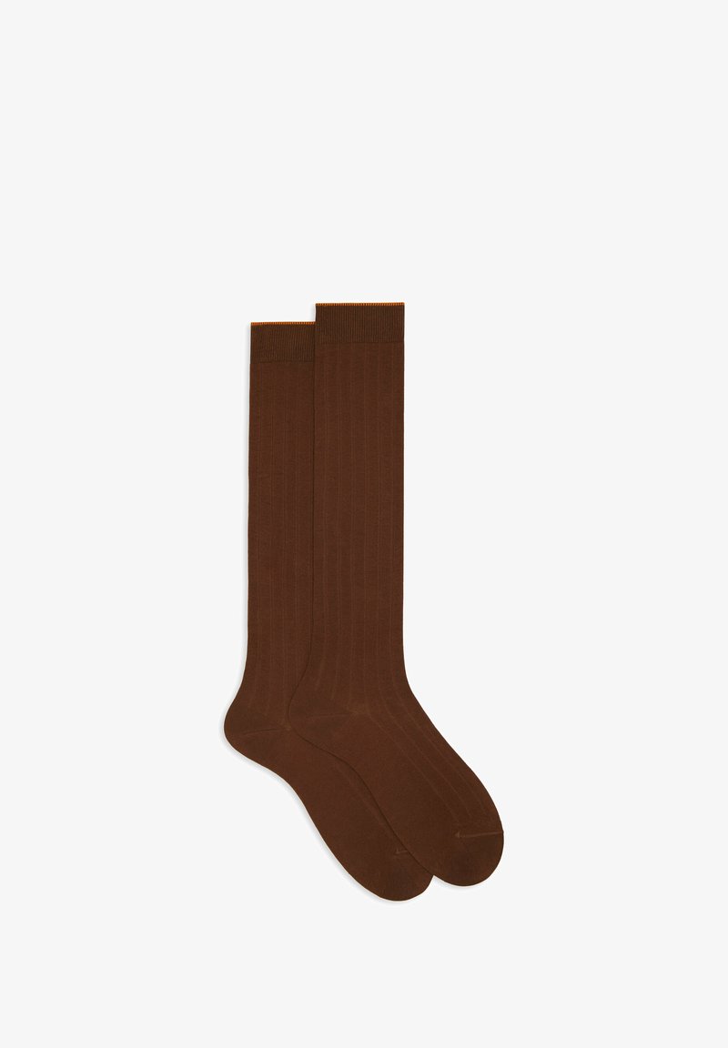 Calze marroni a coste alte al ginocchio realizzate in materiale morbido con una texture liscia, dotate di bordi superiori rinforzati e design con punta chiusa.