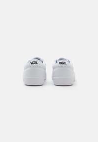 Bílé tenisky Vans s hladkým koženým a síťovaným svrškem, plochou podrážkou, polstrovaným límcem a černým logem na patě.