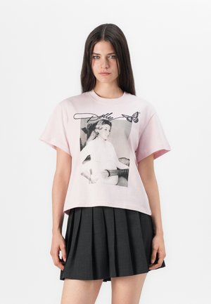 EDITOR TEE DOLLY - Print T-shirt - misty rose