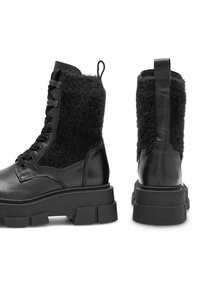 Botine din piele neagră, cu șireturi, având o talpă groasă, cu un panou de blană neagră texturată pe partea superioară. Toc întărit și bucla pentru încălțare.