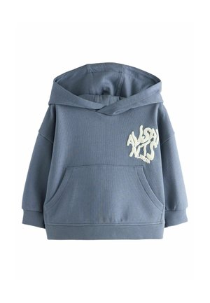Sudadera infantil azul con bolsillo frontal y texto ondulado blanco "ALLSAINTS LONDON" en el pecho.