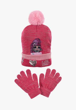 Roze gebreide beanie met een fluffy pompon en een LOL Surprise ontwerp; gecombineerd met bijpassende roze handschoenen met subtiele zilveren draden.