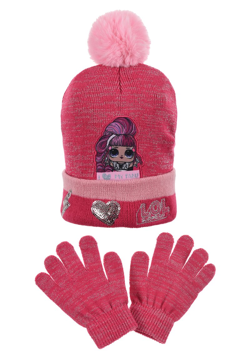 Gorro de punto rosa con un pompón esponjoso y un diseño de LOL Surprise; combinado con guantes rosas a juego que presentan hilos plateados sutiles.