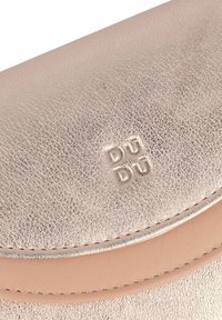 Pochette en rose doré métallique avec une finition texturée, présentant un accent beige lisse et un logo "DU DU" embossé à l'avant.