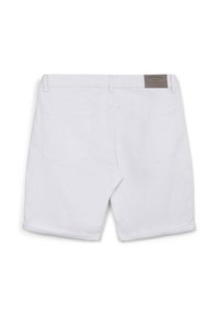 Shorts in denim bianco con vita standard, due tasche posteriori, orli risvoltati e un'etichetta rettangolare del marchio sulla vita.