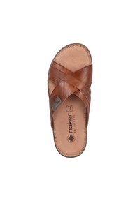 Braune Leder-Sandale mit Überkreuzriemen, einem glatten Fußbett und einer genähten Kante. Enthält das Markenlogo auf der Innensohle.