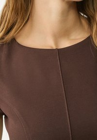 Stradivarius Pletené šaty - brown