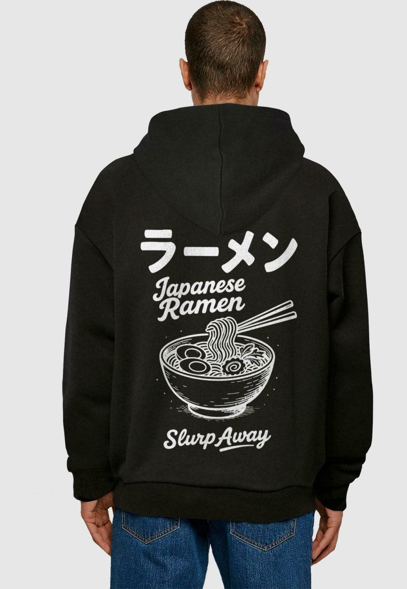 Čierna mikina s kapucňou, ktorá na chrbte obsahuje biely grafický text v japončine a angličtine, spolu s ilustráciou misy ramen a paličiek.