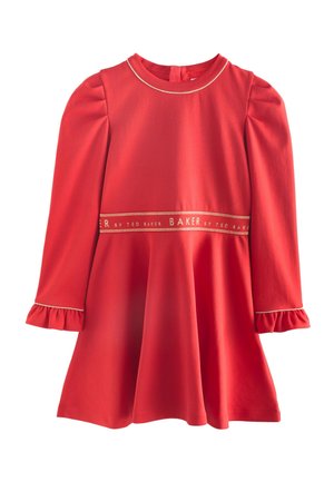Robe rouge à manches longues avec épaules bouffantes, poignets volantés, encolure ronde, jupe évasée et ceinture dorée ornée de l'inscription « BAKER BY TED BAKER ».