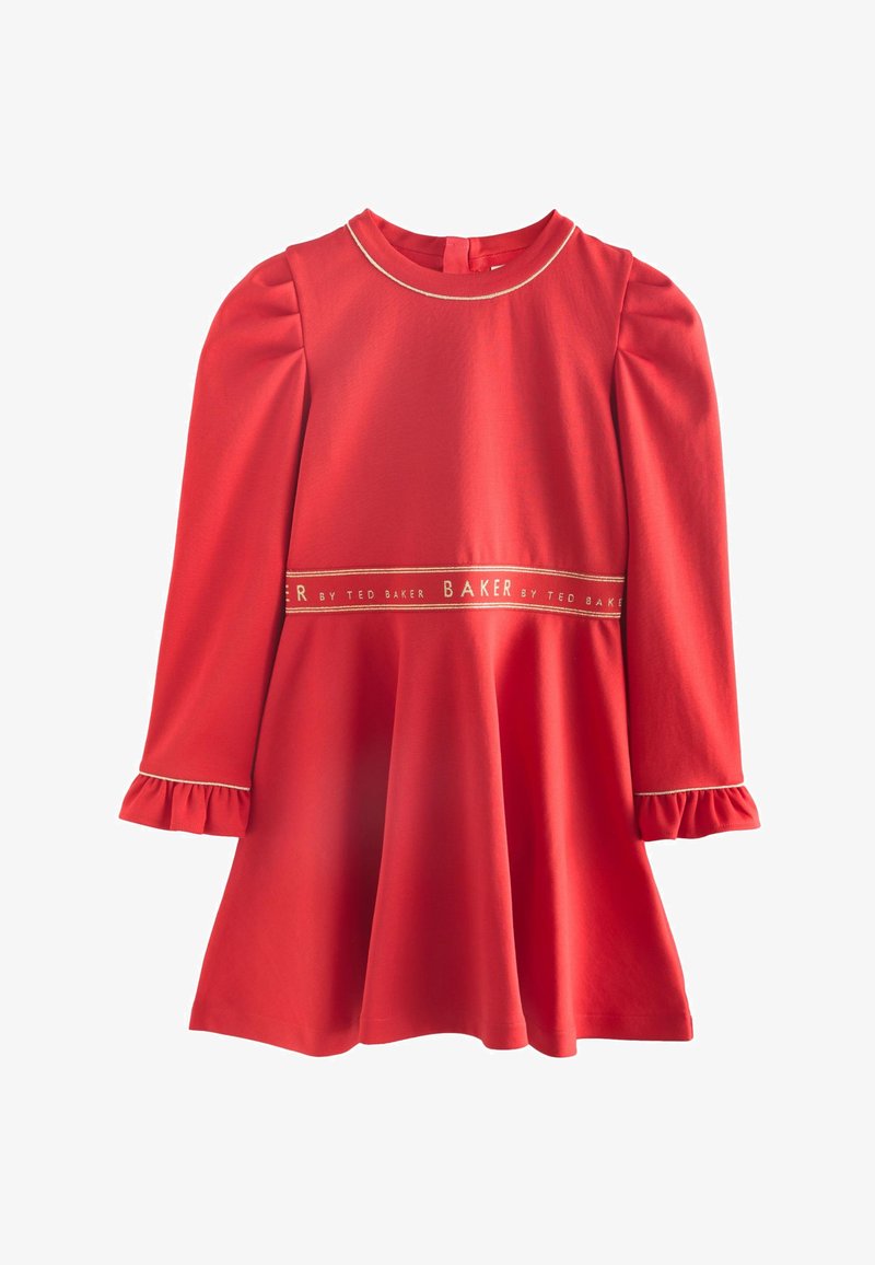 Vestito lungo rosso a maniche lunghe con spalle arruffate, polsini arricciati, scollatura rotonda, gonna svasata e cintura con rifiniture dorate con scritta "BAKER BY TED BAKER".