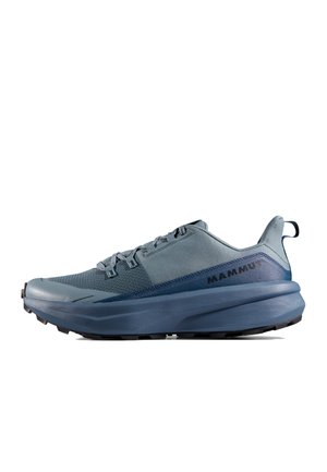Blauwe wandelschoenen met een bovenwerk van mesh en synthetisch materiaal, een geribbelde rubberen zool, een gevoerde kraag en reflecterende accenten. Ontworpen voor grip en comfort.