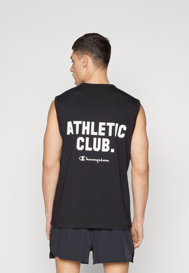 Čierny bezrukávový tričko s výrazným bielym textom "ATHLETIC CLUB" a logom "Champion". Mäkká bavlnená tkanina, voľný strih, minimalistický dizajn.