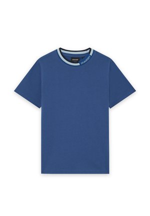 Blå t-shirt med korte ærmer og rund halsudskæring med kontrastfarvet rib i lyseblå og marineblå striber samt teksten "LYLE & SCOTT".