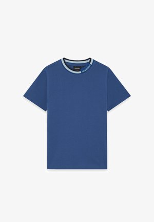 Blaues T-Shirt mit kurzen Ärmeln und Rundhalsausschnitt, kontrastierender, gerippter Kragen mit hellblauen und marineblauen Streifen sowie dem Schriftzug "LYLE & SCOTT".