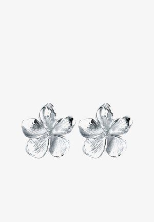 Srebrne cvetlične uhane s petimi cvetnimi listi, z teksturiranimi površinami in poliranim zaključkom. Lahki in primerni za vsakodnevno nošenje.