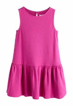 Różowa sukienka dziewczęca bez rękawów, z fakturowaną tkaniną, okrągłym dekoltem, marszczonym dołem i zapięciem na guziki z tyłu.