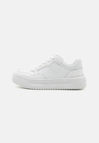 Sneaker bianca in materiale sintetico liscio, design con lacci, logo impresso sul lato e suola spessa in gomma con battistrada testurizzato.