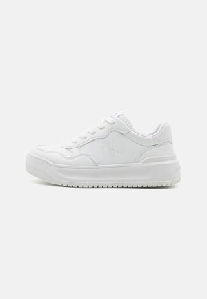 Sneaker bianca in materiale sintetico liscio, design con lacci, logo impresso sul lato e suola spessa in gomma con battistrada testurizzato.