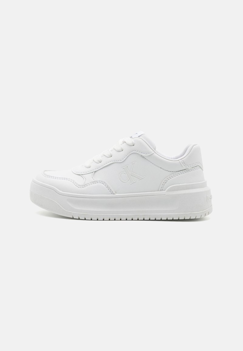 Sneaker bianca in materiale sintetico liscio, design con lacci, logo impresso sul lato e suola spessa in gomma con battistrada testurizzato.