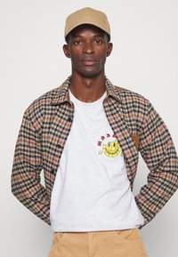 Market PIECE OF MIND UNISEX - T-shirt estampada - ash