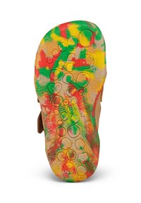 Suola di sandalo multicolore con vortici rossi, verdi e gialli e varie forme in rilievo tra cui cerchi, cuori e stelle per una presa testurizzata.