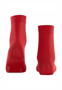 Calze di cotone rosse con una texture liscia, polsini a costine, e un colore uniforme. Marcature di dimensione visibili sul fondo.