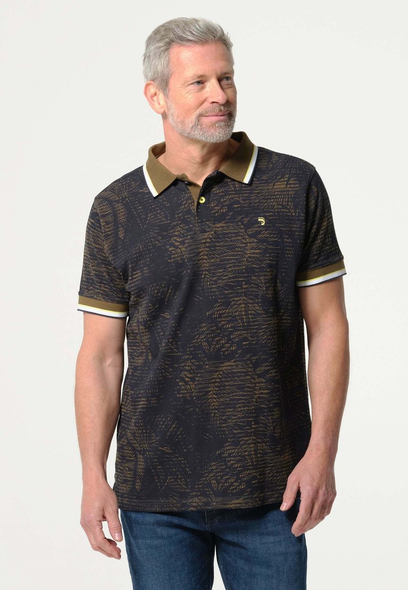 Zwarte poloshirt met een bruine patroonontwerp, contrasterende bruine kraag en gestreepte mouwen in wit en geel. Zachte stoftextuur.