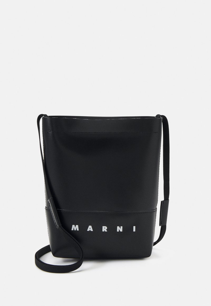 Sac seau noir en cuir texturé avec une finition lisse. Doté d'un logo "MARNI" en argent, d'une sangle réglable et d'un design minimaliste.