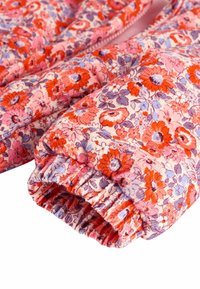 Tkanina s floralnim uzorkom u nijansama ružičaste, crvene i ljubičaste; elastične manžete; mekani, teksturirani materijal s vibrantnim detaljima.