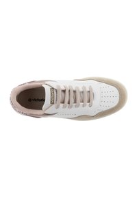 Sneaker bianco con accenti rosa chiaro, tacco testurizzato, punta perforata e lacci piatti. Presenta una fodera interna in tessuto e una suola in gomma.