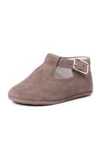 Chaussure en daim marron avec un bout rond, design à découpes et une petite boucle en argent. Dispose d'une doublure douce et de bords surpiqués pour la durabilité.