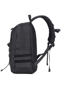 Zaino nero di forma rettangolare, realizzato in tessuto resistente, con numerosi zip, dettagli in rete e spallacci regolabili.