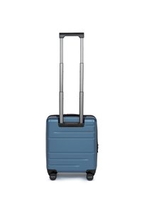 Valigia rigida blu con due ruote in linea, manico telescopico, superficie texturizzata e sottili strisce orizzontali. Compatta e adatta ai viaggi.