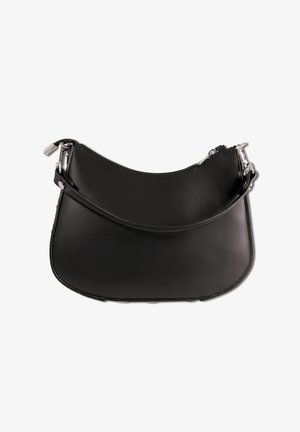 Zwarte leren handtas met een gebogen vorm, zilverkleurige hardware en een enkele verstelbare riem. Gladde textuur en minimalistisch ontwerp.