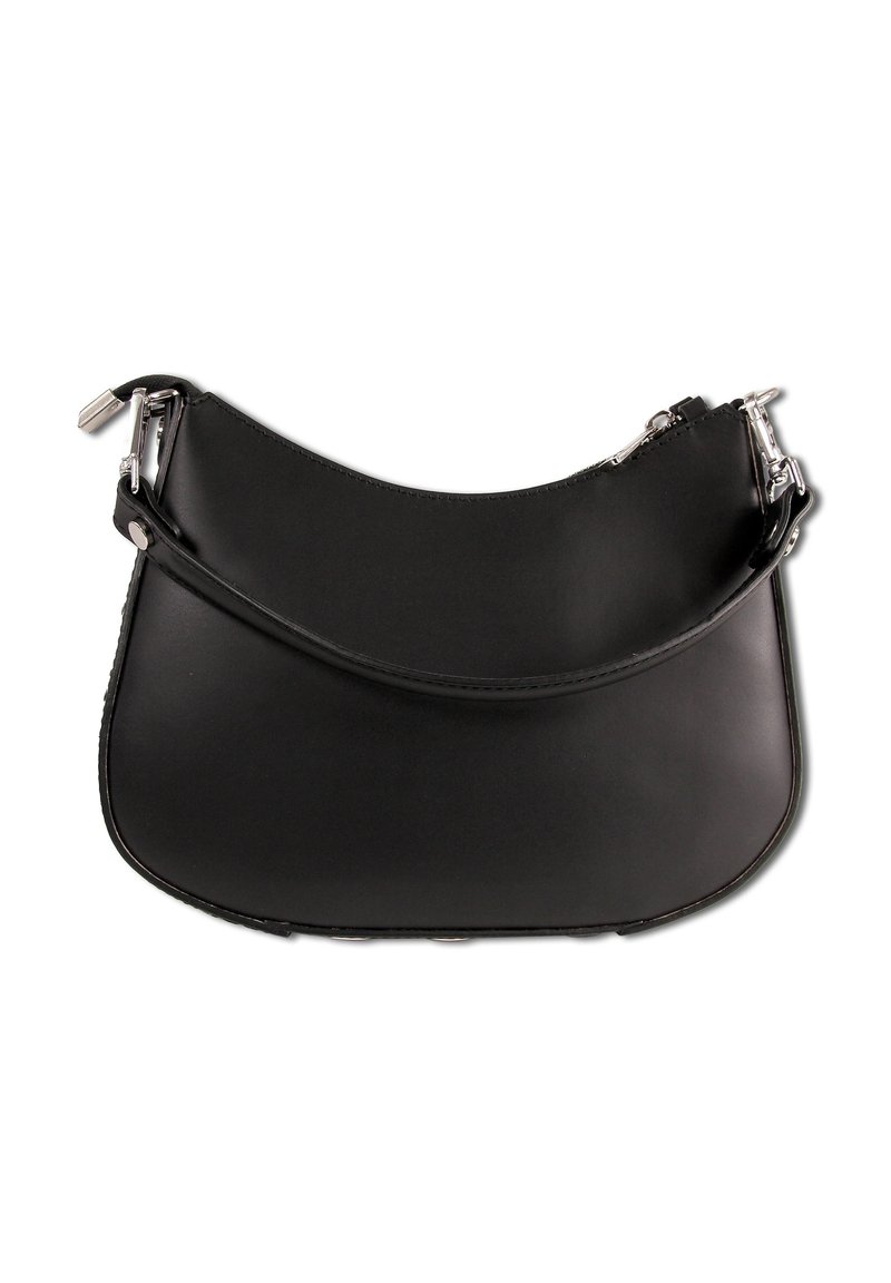 Sac à main en cuir noir à la forme incurvée, doté de ferrures argentées et d'une seule bandoulière ajustable. Texture lisse et design minimaliste.