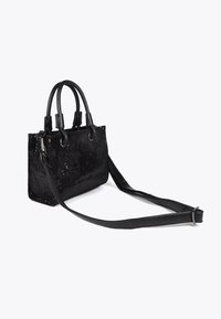 Sac à main noir en sequins avec doubles poignées, bandoulière réglable et accents en cuir lisse ; forme rectangulaire compacte avec fermeture éclair.