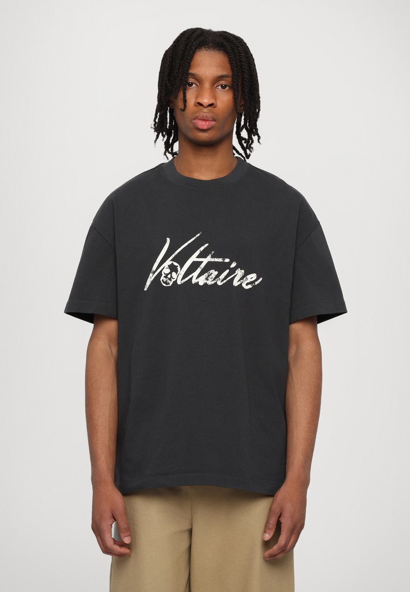 Schwarzes Baumwoll-T-Shirt mit kurzen Ärmeln, mit einem weißen Schriftlogo "Voltaire" auf der Brust. Lässiger, entspannter Schnitt.